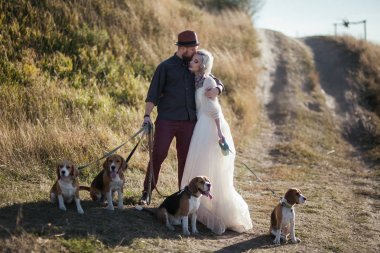 Köpeklerle genç Çift