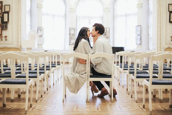 Couple dans la salle de cérémonie — Photo