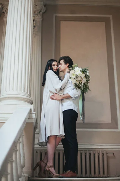 Pareja en escalera de majestuoso palacio — Foto de Stock