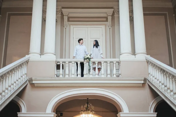 Casal em escadaria de palácio majestoso — Fotografia de Stock