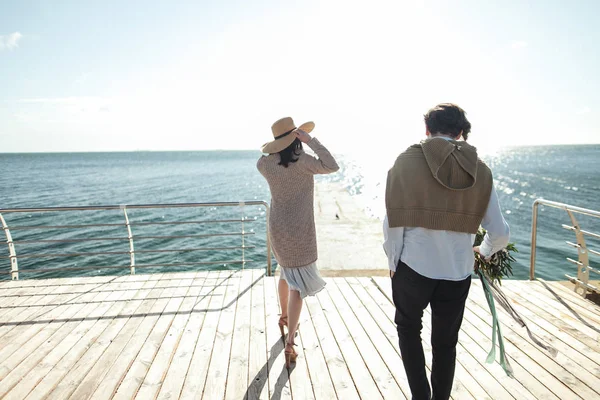 Novia pareja en muelle — Foto de Stock