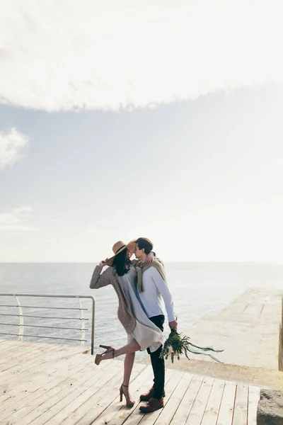 Novia pareja en muelle — Foto de Stock