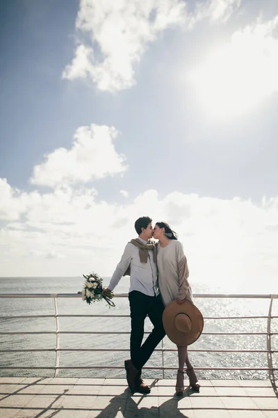 Casal de noiva no cais — Fotografia de Stock