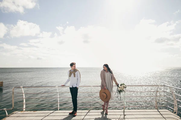 Novia pareja en muelle — Foto de Stock