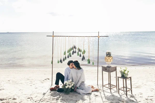 Kum kumsalda genç Çift