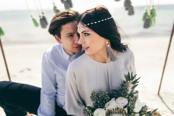 Kum kumsalda genç Çift