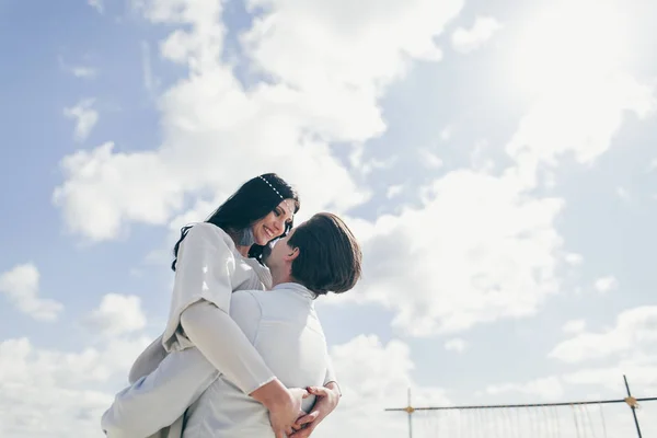 Pareja joven abrazando — Foto de Stock