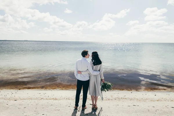 Jeune couple sur la plage de sable — Photo