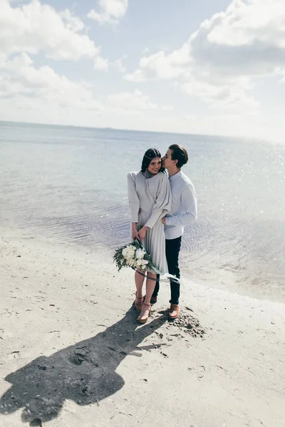 Jong (echt) paar op zand strand — Stockfoto