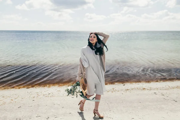 buket, açık havada plajda kızla