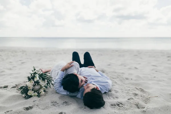 Kum kumsalda genç Çift