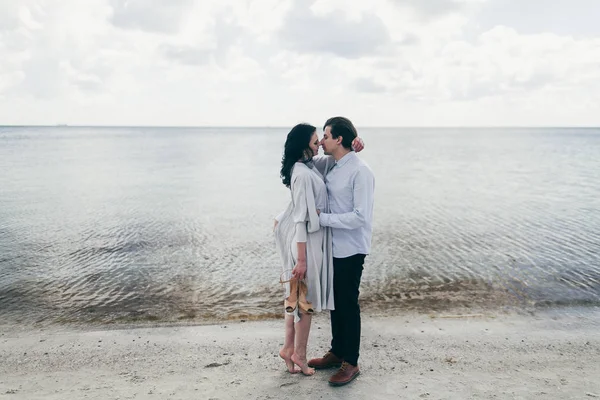 Kum kumsalda genç Çift