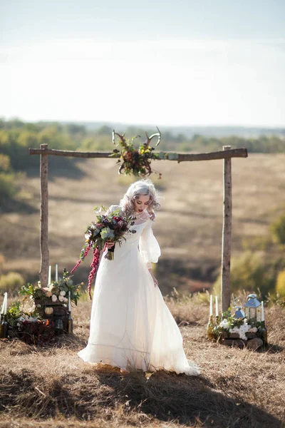 Bella sposa, all'aperto in campagna — Foto Stock