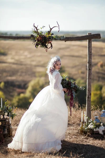 Bela noiva, ao ar livre no campo — Fotografia de Stock