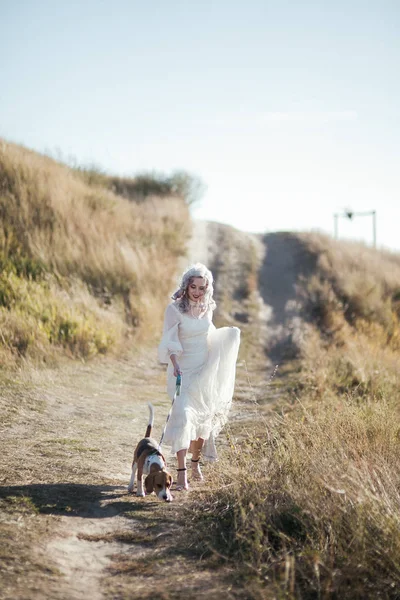 개와 동행하는 소녀 — 스톡 사진