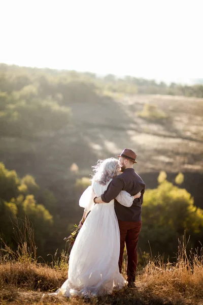 Couple aimant à la campagne — Photo