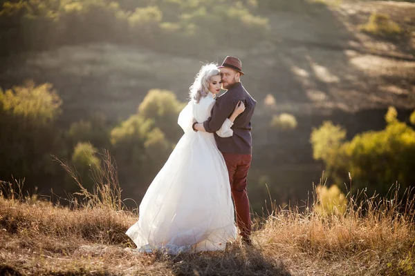 Milující pár na louce — Stock fotografie