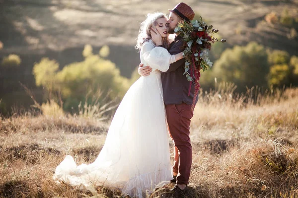 Casal amoroso no prado — Fotografia de Stock