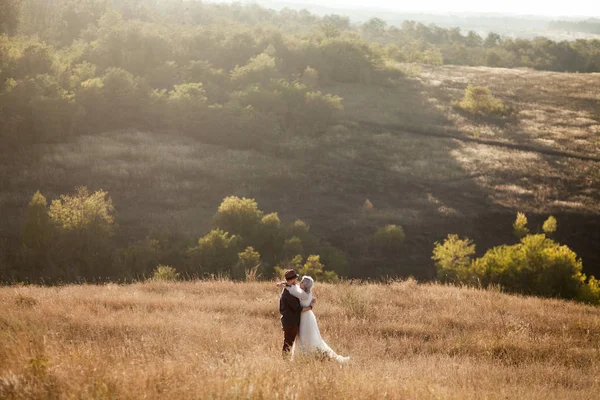 草原のカップルを愛する — ストック写真