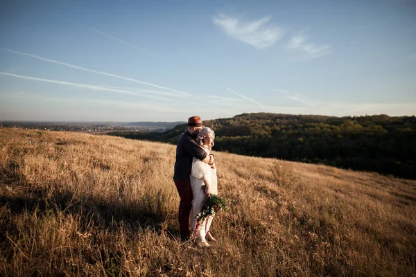 Couple aimant sur prairie — Photo