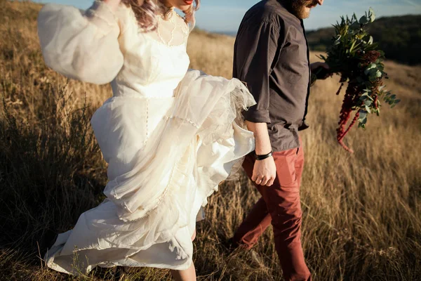 Couple aimant sur prairie — Photo