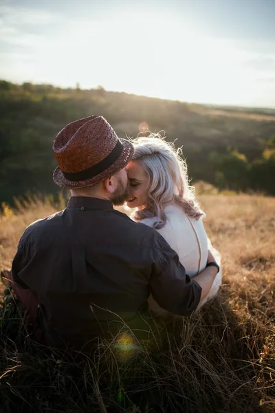 Couple aimant à la campagne — Photo