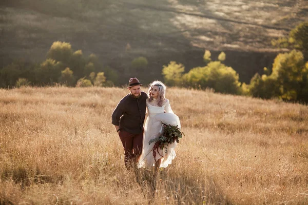 Couple aimant sur prairie — Photo