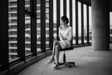 penceresinin içine arayan kadın