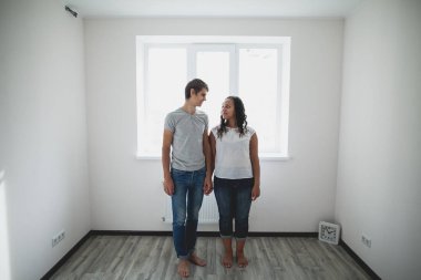 Seven çift yeni apartmanda