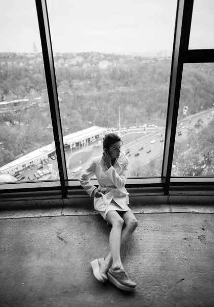 Mulher bonita ao lado da janela panorâmica — Fotografia de Stock