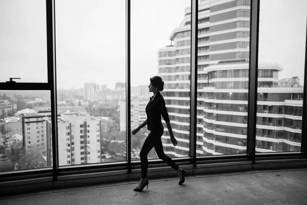 Hermosa mujer al lado de ventana panorámica — Foto de Stock