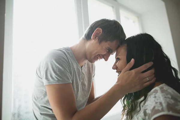 Glückliches Paar in seiner neuen Wohnung — Stockfoto