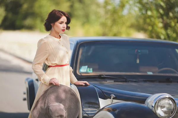 Mulher posando perto de carro vintage — Fotografia de Stock