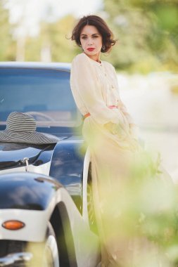 kadın eski model araba poz