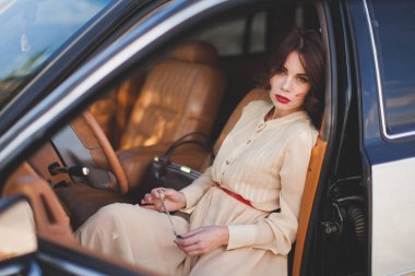 eski model araba içinde oturan kadın 