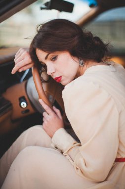 eski model araba içinde oturan kadın 