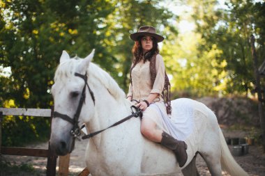 genç kız sürme at