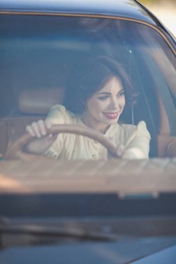 Eski model araba içindeki genç kız