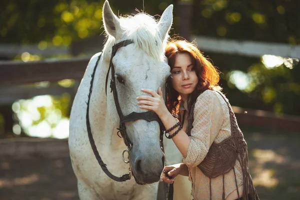 Mladá dívka s koněm — Stock fotografie