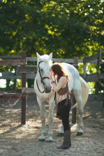 Młoda dziewczyna z konia — Zdjęcie stockowe