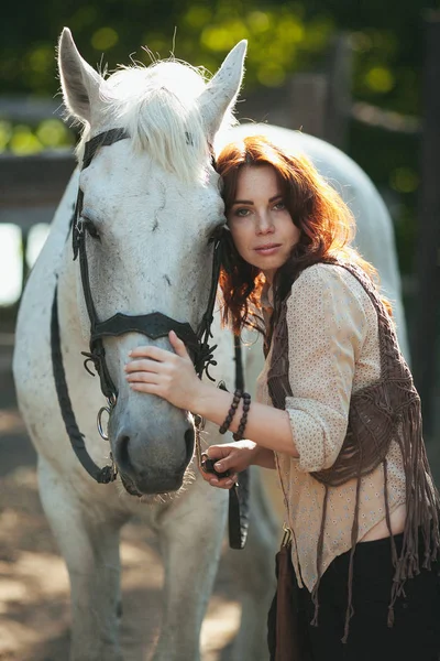 Młoda dziewczyna z konia — Zdjęcie stockowe