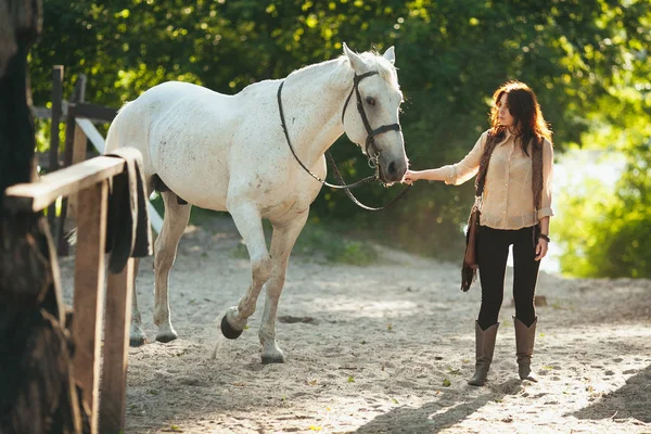 Jeune fille avec cheval — Photo