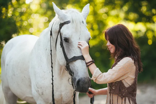Młoda dziewczyna z białego konia — Zdjęcie stockowe