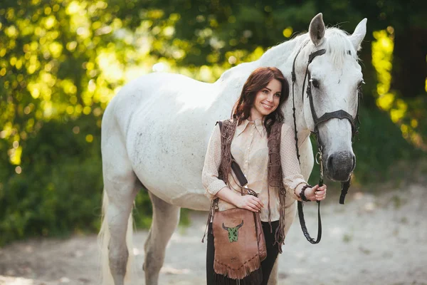 Jeune fille avec cheval blanc — Photo