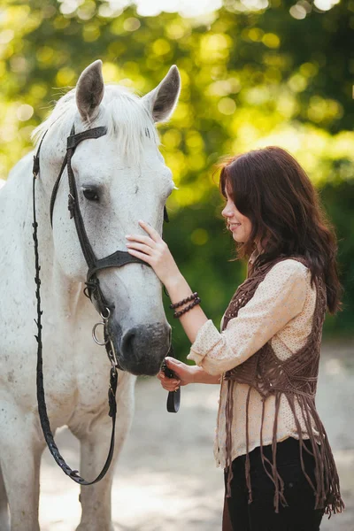 Jong meisje met witte paard — Stockfoto
