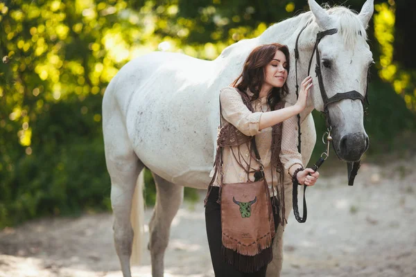 Jong meisje met witte paard — Stockfoto