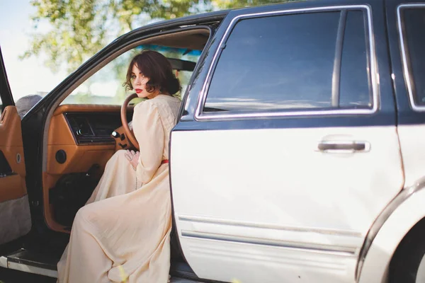 빈티지 자동차에 앉아 여자 — 스톡 사진