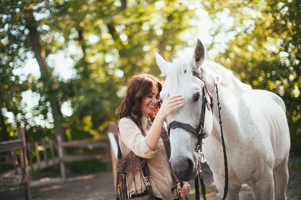 Jeune fille avec cheval — Photo