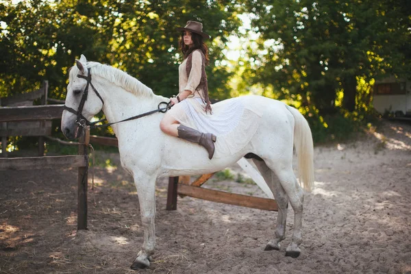 Mladá dívka na koni koně — Stock fotografie