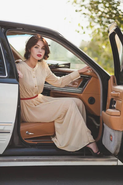 eski model araba içinde oturan kadın 